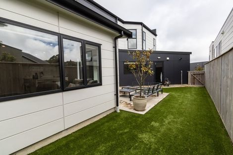 Photo of property in 41 Glanmire Road, Newlands, Wellington, 6037