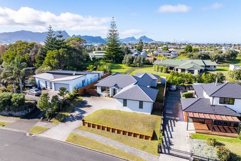 Photo of property in 33 Karoro Road, One Tree Point, 0118