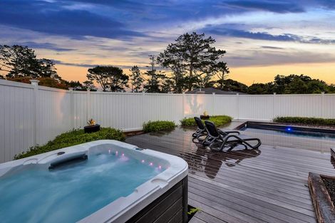 Photo of property in 23 Meteor Place, Schnapper Rock, Auckland, 0632
