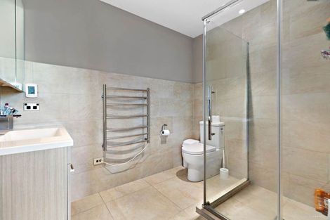 Photo of property in 41 Namsan Close, Fairview Heights, Auckland, 0632