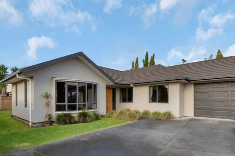 Photo of property in 18 Paradise Point Place, One Tree Point, 0118