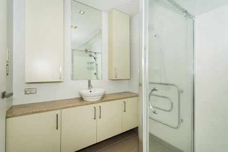 Photo of property in 100 Lake Road, Northcote, Auckland, 0627