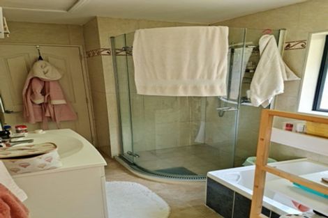 Photo of property in 140 Glanmire Road, Newlands, Wellington, 6037