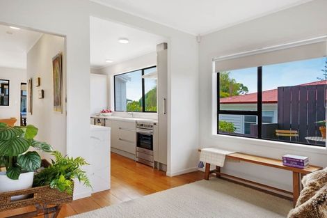Photo of property in 124 Archibald Road, Kelston, Auckland, 0602