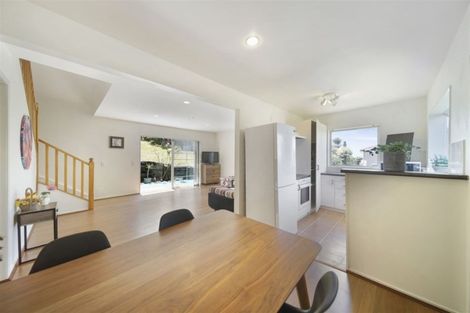 Photo of property in 1b Highgrove Lane, Totara Vale, Auckland, 0632