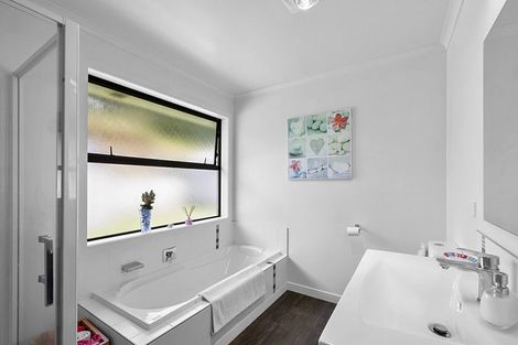 Photo of property in 4 Dunbar Place, Highlands Park, New Plymouth, 4312