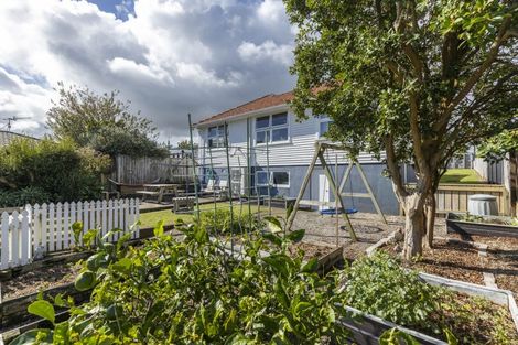 Photo of property in 15 Tarahua Road, Vogeltown, New Plymouth, 4310