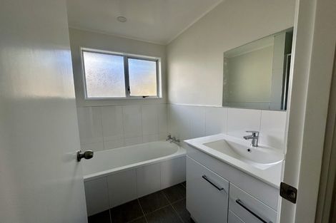 Photo of property in 47 Trias Road, Totara Vale, Auckland, 0629