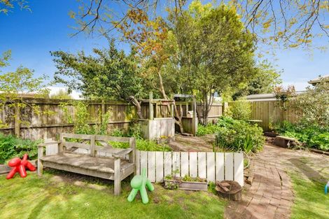 Photo of property in 10 Claxton Place, Saint Martins, Christchurch, 8022