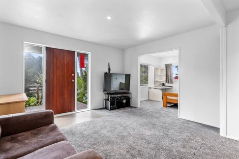 Photo of property in 4 Geoffrey Road, Torbay, Auckland, 0630