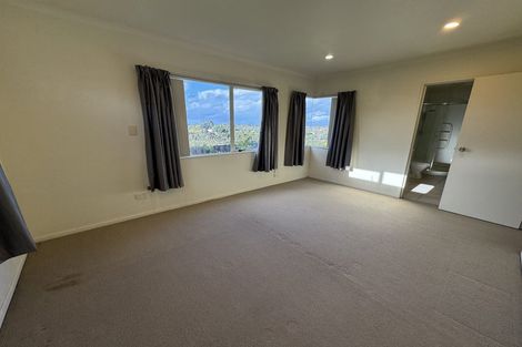 Photo of property in 4 Highgrove Lane, Totara Vale, Auckland, 0632