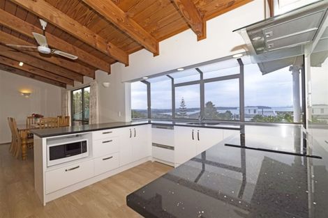 Photo of property in 3 Whiting Grove, West Harbour, Auckland, 0618