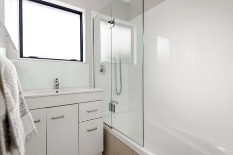 Photo of property in 4/10 Heathglen Place, Bayview, Auckland, 0629