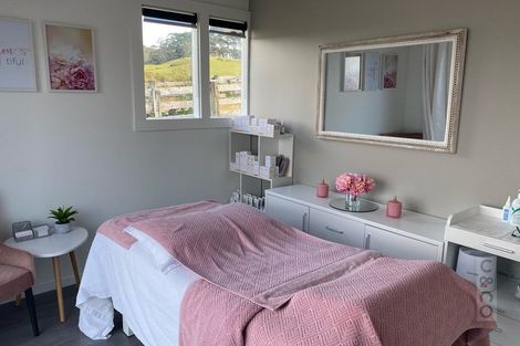 Photo of property in 206 Waitakere Road, Waitakere, Henderson, 0782