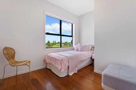 Photo of property in 124 Archibald Road, Kelston, Auckland, 0602