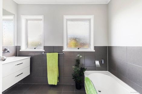 Photo of property in 4 Azalea Place, Waiuku, 2123