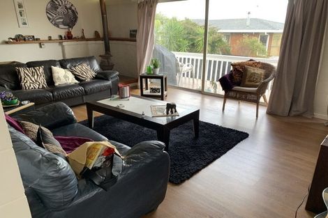 Photo of property in 60 Chelsea View Drive, Chatswood, Auckland, 0626