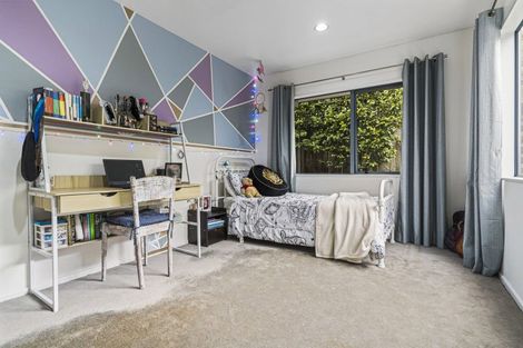 Photo of property in 10 St Lucia Place, Unsworth Heights, Auckland, 0632