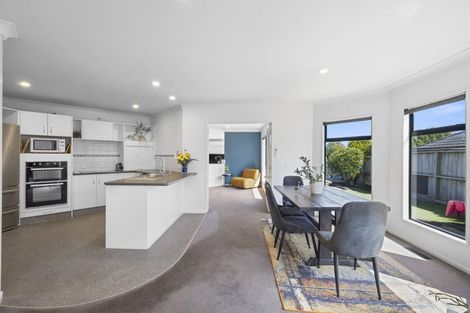 Photo of property in 16 Karina Road, Merrilands, New Plymouth, 4312
