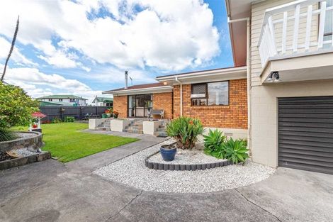 Photo of property in 208 Edmonton Road, Te Atatu South, Auckland, 0610
