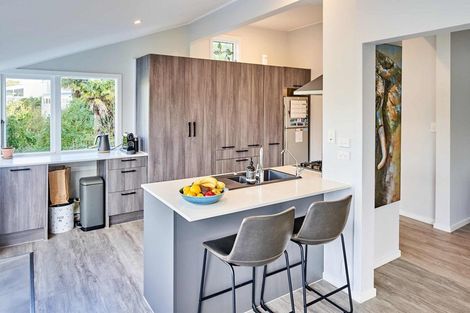 Photo of property in 28 Seaview Road, Paremata, Porirua, 5024