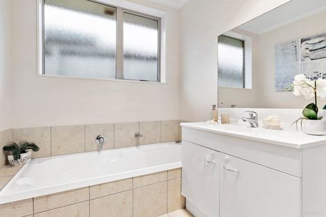 Photo of property in 14 Les Marston Place, Pukekohe, 2120