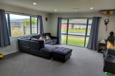 Photo of property in 20 Aragon Grove, Kingsley Heights, Upper Hutt, 5018
