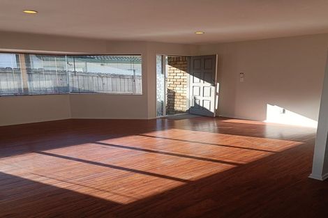 Photo of property in 3/166 Bradbury Road, Botany Downs, Auckland, 2010