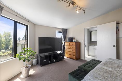 Photo of property in 2/10 Altair Place, Windsor Park, Auckland, 0632