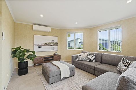 Photo of property in 1 Kirk Close, Rototuna, Hamilton, 3210