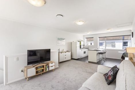 Photo of property in 2/25 Inverness Road, Browns Bay, Auckland, 0630