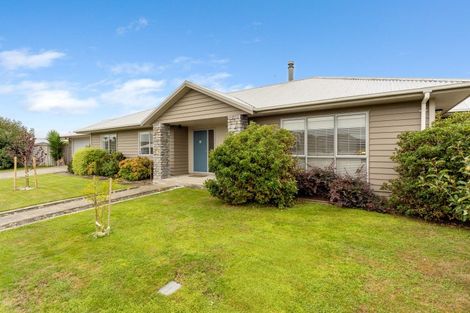 Photo of property in 16 Barry Curtis Place, Levin, 5510
