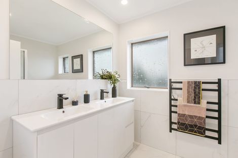 Photo of property in 1b Bowater Place, Manurewa, Auckland, 2102