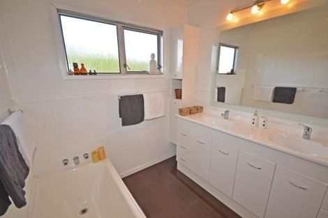 Photo of property in 18 Rosewarne Crescent, Glendene, Auckland, 0602