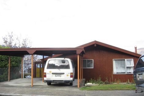 Photo of property in 51 Wynyard Crescent, Fernhill, Queenstown, 9300