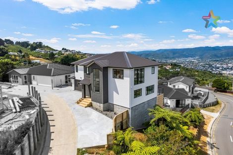 Photo of property in 8 Poto Road, Normandale, Lower Hutt, 5010