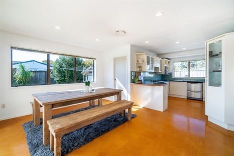 Photo of property in 10 Donzella Place, Conifer Grove, Takanini, 2112