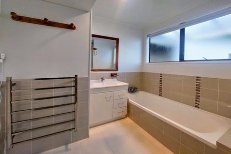 Photo of property in 36 Ellesmere Crescent, Pakuranga Heights, Auckland, 2010