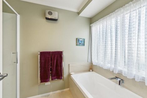 Photo of property in 36 Pharazyn Avenue, Waikanae Beach, Waikanae, 5036