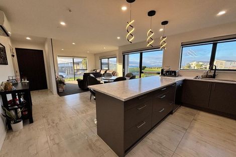 Photo of property in 5 Poutawa Lane, Clarks Beach, 2122