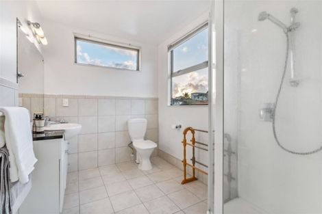 Photo of property in 5 Noel Williams Place, Windsor Park, Auckland, 0630