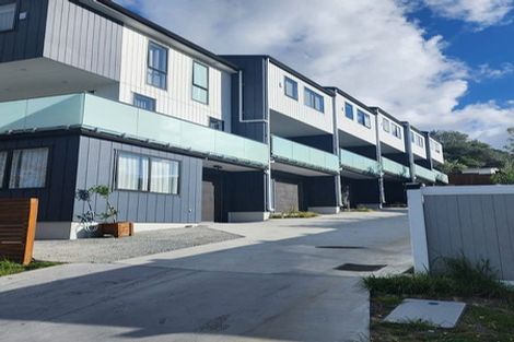 Photo of property in 22f Totaravale Drive, Totara Vale, Auckland, 0629