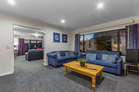Photo of property in 2 Seascape View, Paremata, Porirua, 5024