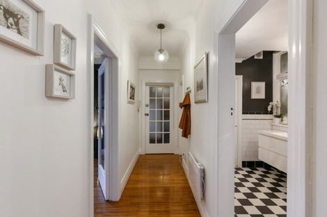 Photo of property in Sunhaven Flats, 262 Oriental Parade, Oriental Bay, Wellington, 6011