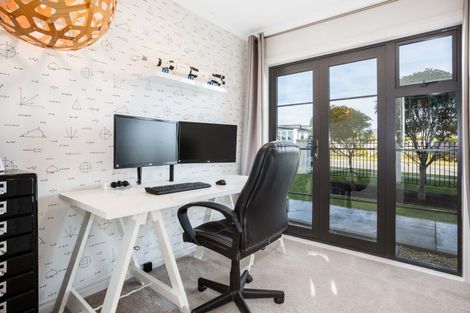 Photo of property in 88 Queen Charlotte Drive, Aotea, Porirua, 5024