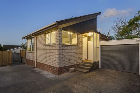Photo of property in 2/307 Wairau Road, Totara Vale, Auckland, 0627