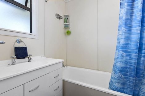 Photo of property in 24 School Road, Te Atatu South, Auckland, 0610