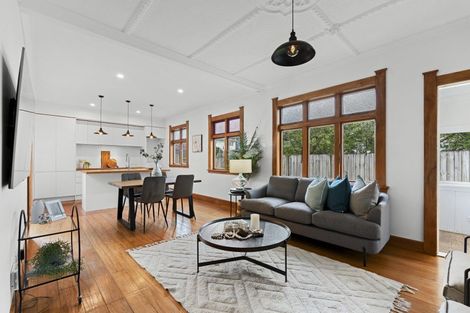 Photo of property in 11 Woodleigh Street, Frankleigh Park, New Plymouth, 4310