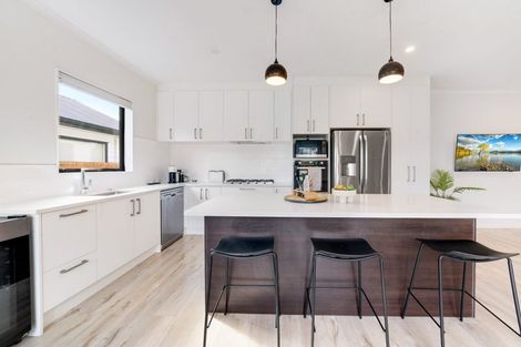 Photo of property in 102 Twin Parks Rise, Papakura, 2110