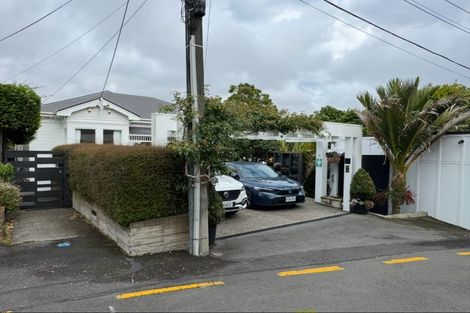 Photo of property in 35 North Terrace, Kelburn, Wellington, 6012